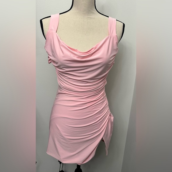 Selfie Leslie Dresses & Skirts - Selfie Leslie NWT pink dress. Size XS